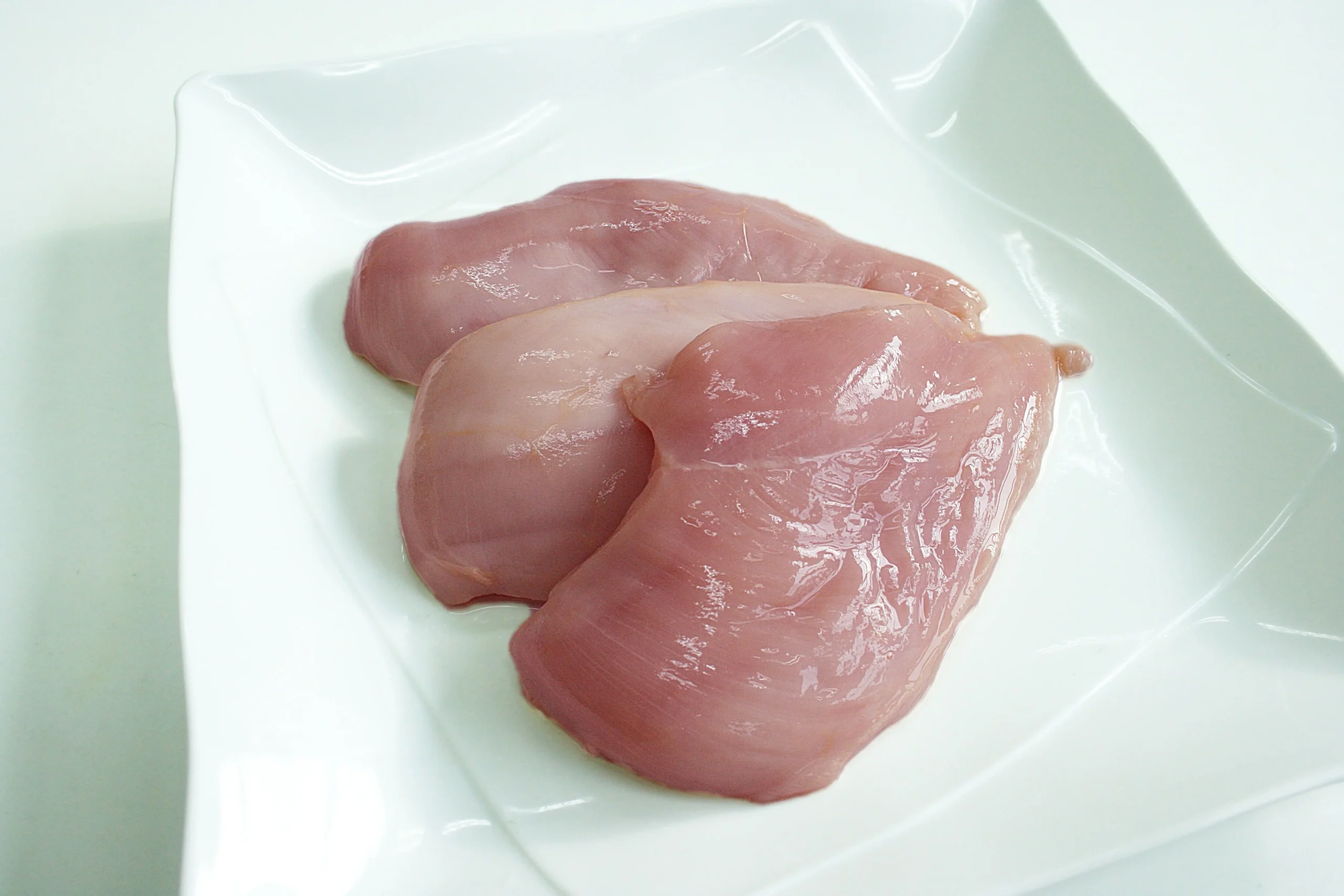 can dogs eat raw chicken