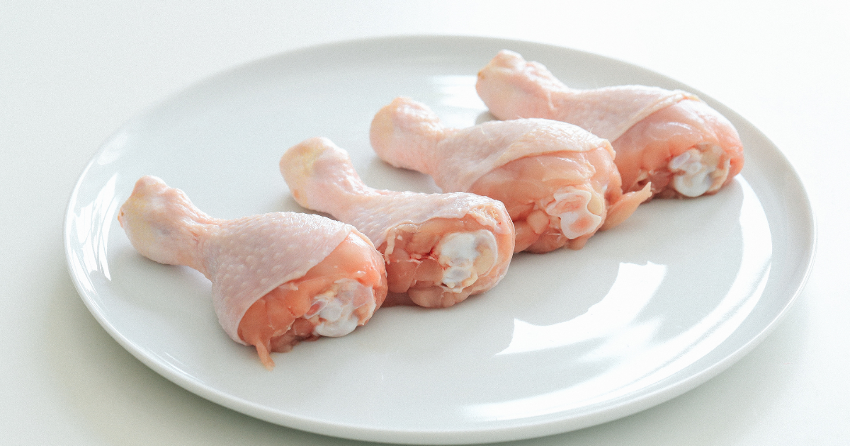 can dogs eat raw chicken bones